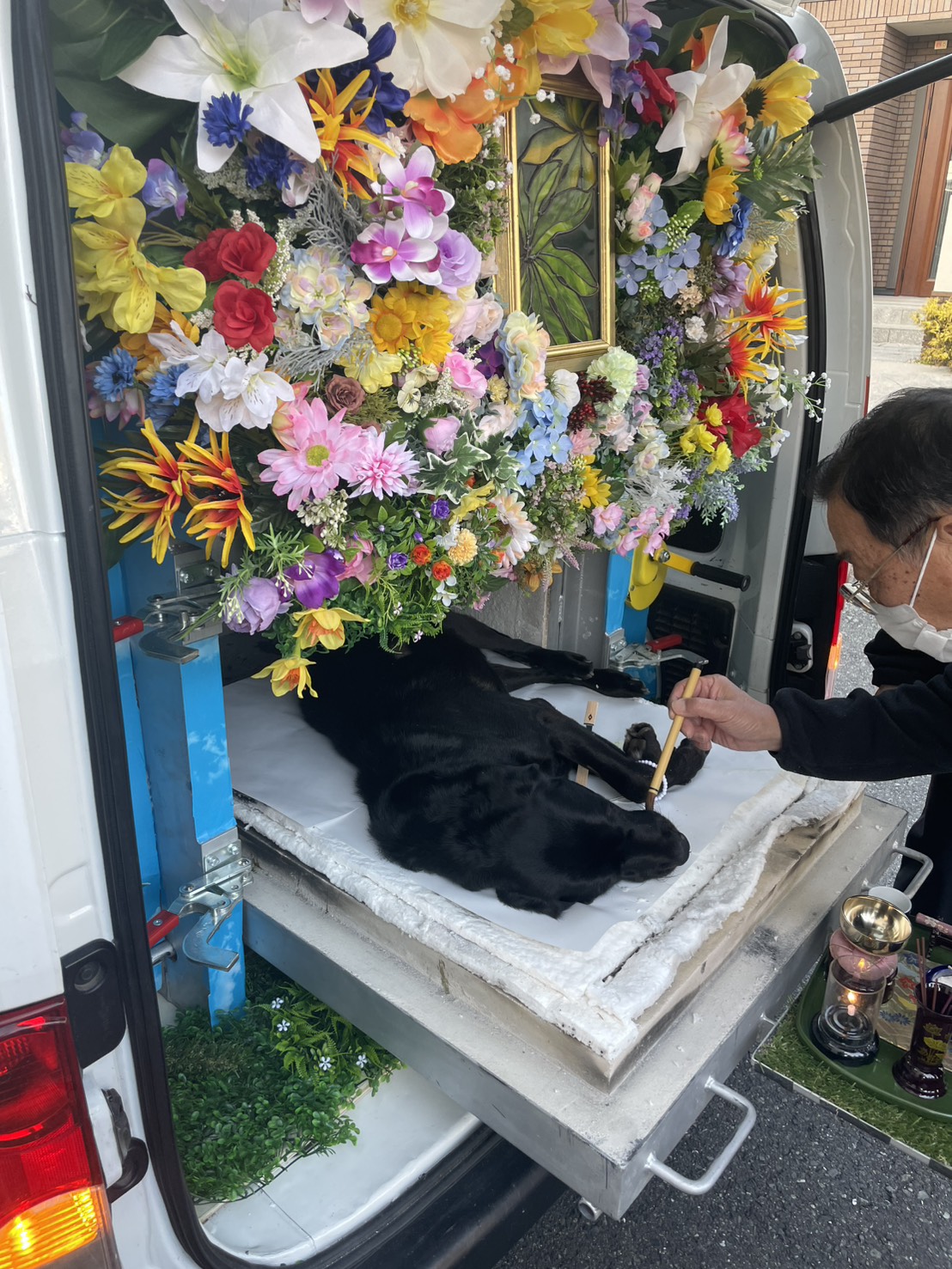 小倉南区でのワンちゃんのお見送り|お花に囲まれた移動火葬車でのセレモニーの様子