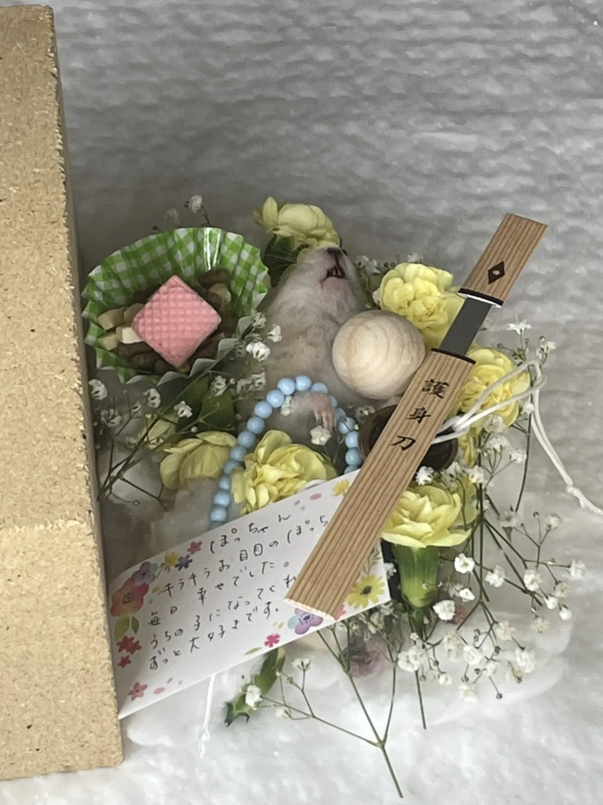 北九州市八幡東区でのハムスターちゃんのお見送り|黄色いバラとかすみ草に見守られた小さな祭壇
