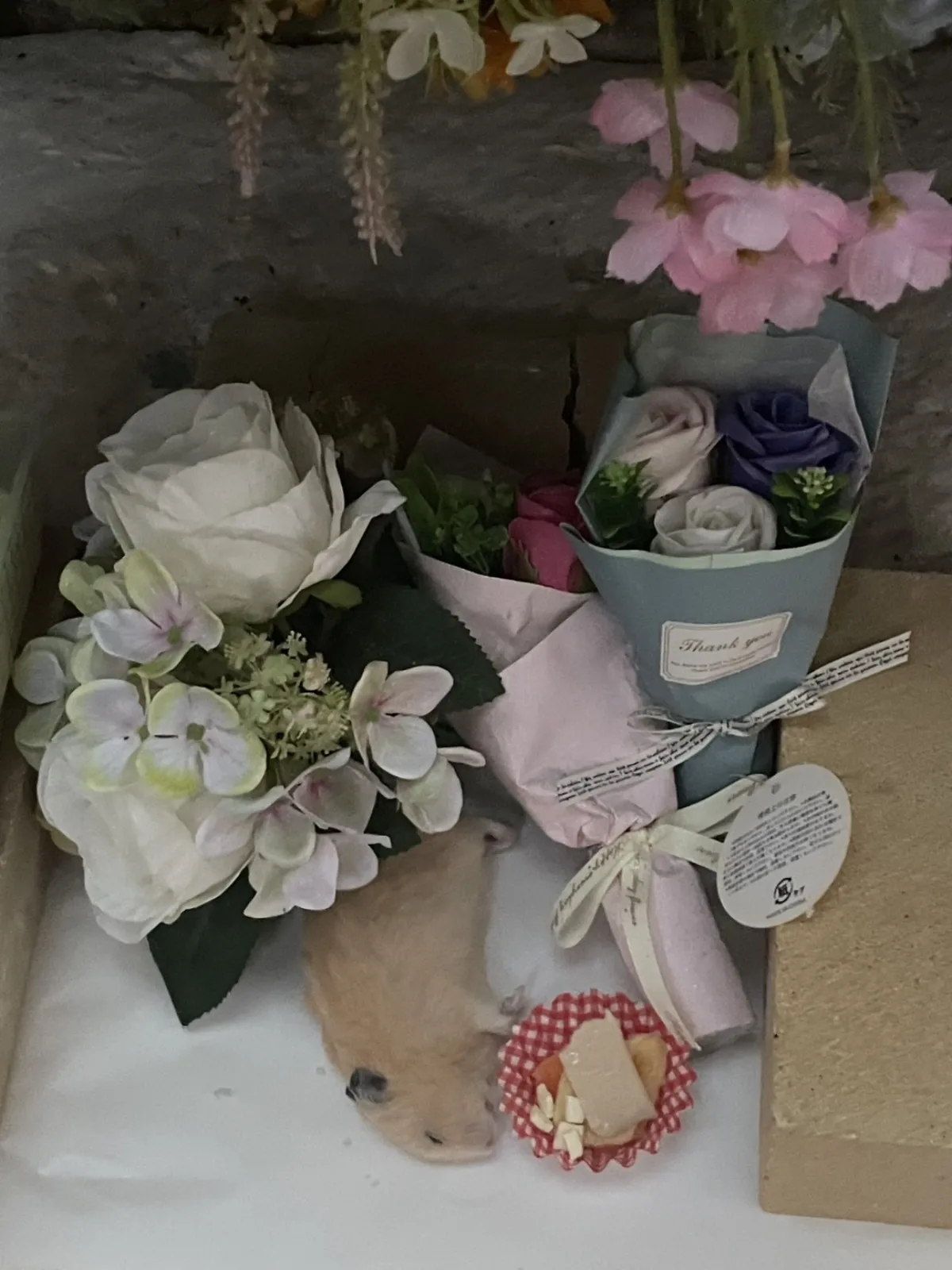 北九州市小倉北区でのハムスターちゃんのお見送り|白いバラとソープフラワーの花束が飾られた小さな祭壇